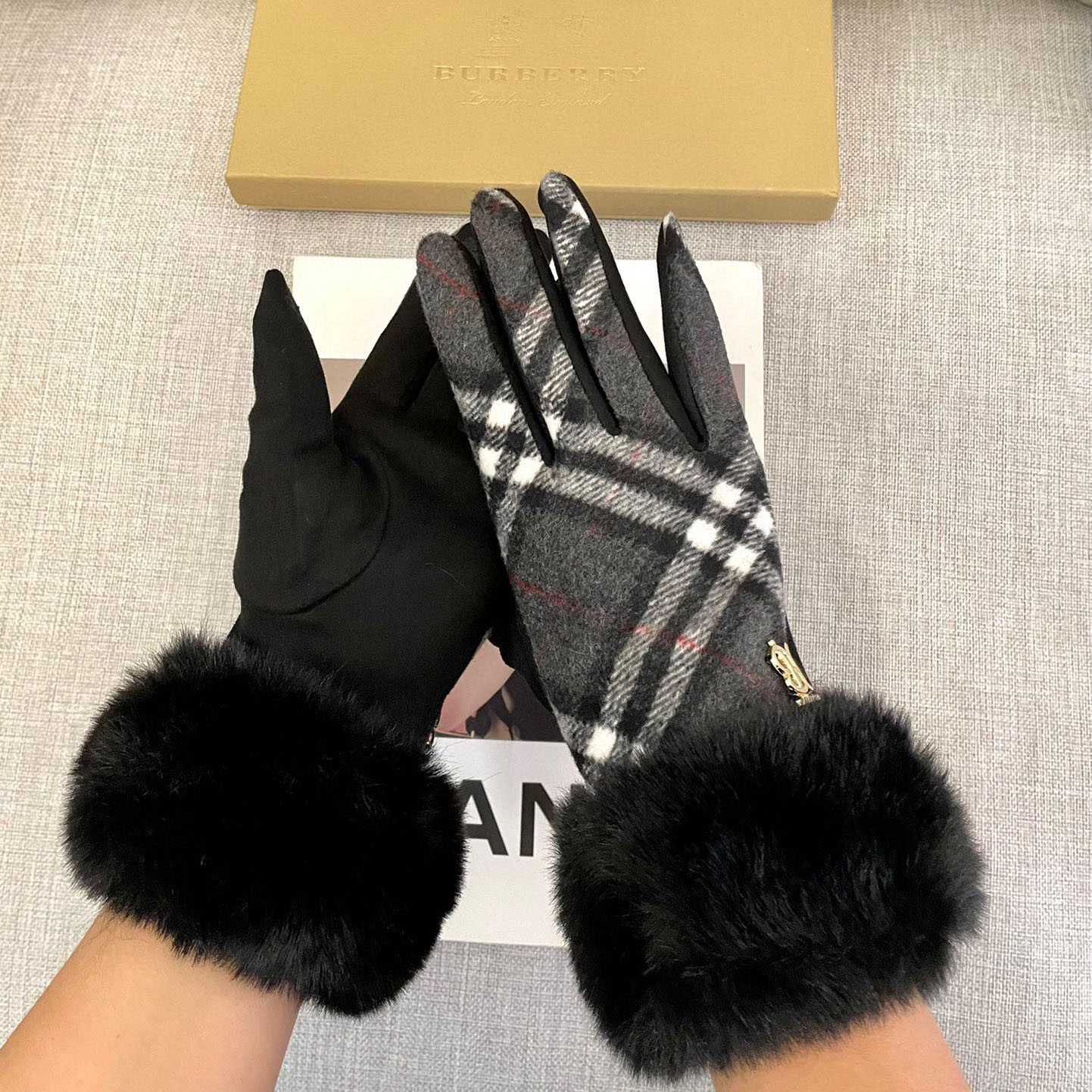 Burberry Gloves  - EUR FASHION