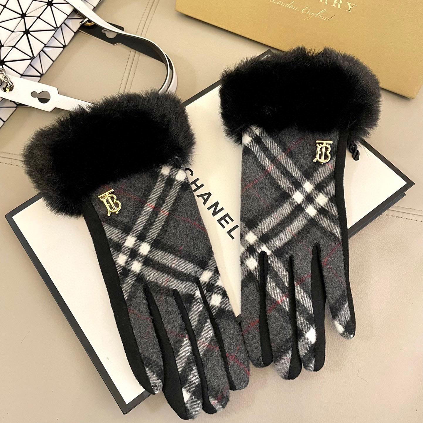 Burberry Gloves  - EUR FASHION