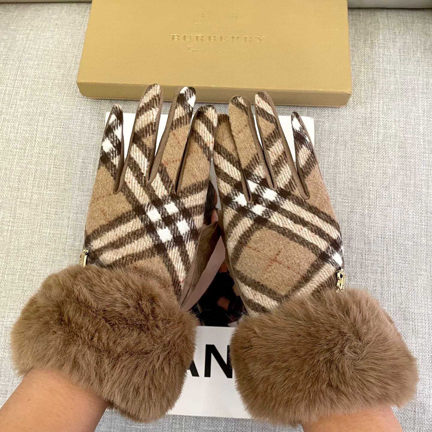 Burberry Gloves  - EUR FASHION