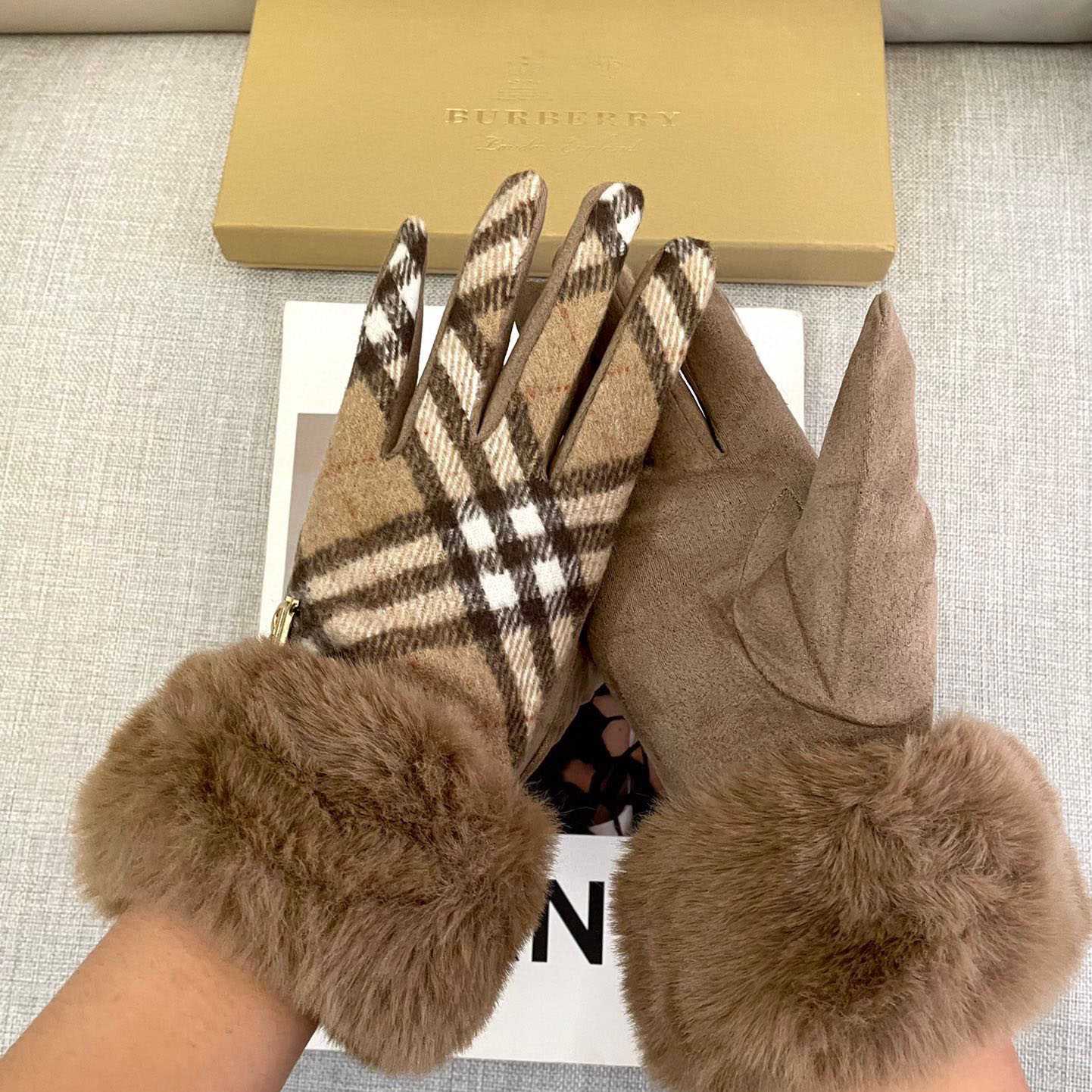 Burberry Gloves  - EUR FASHION