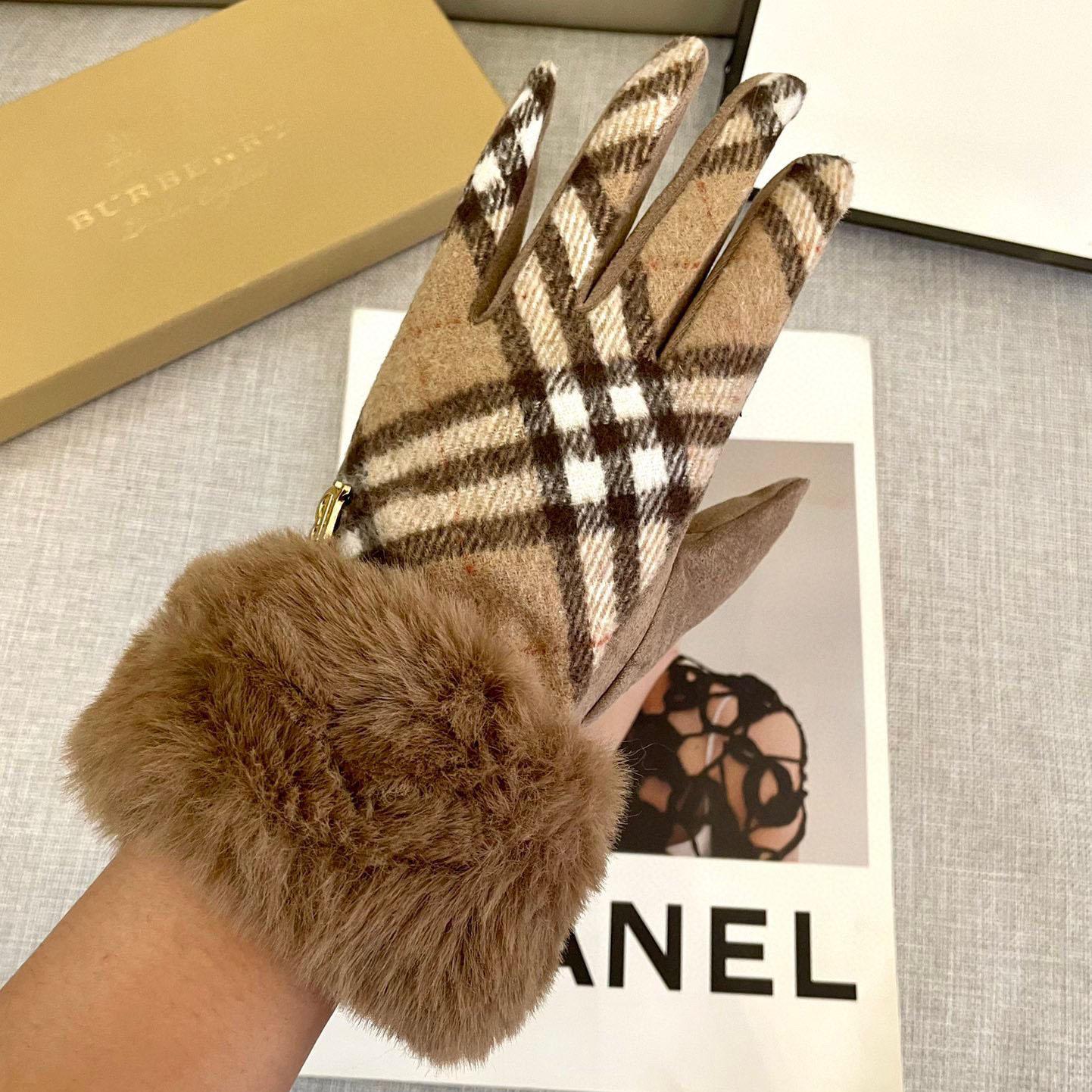 Burberry Gloves  - EUR FASHION