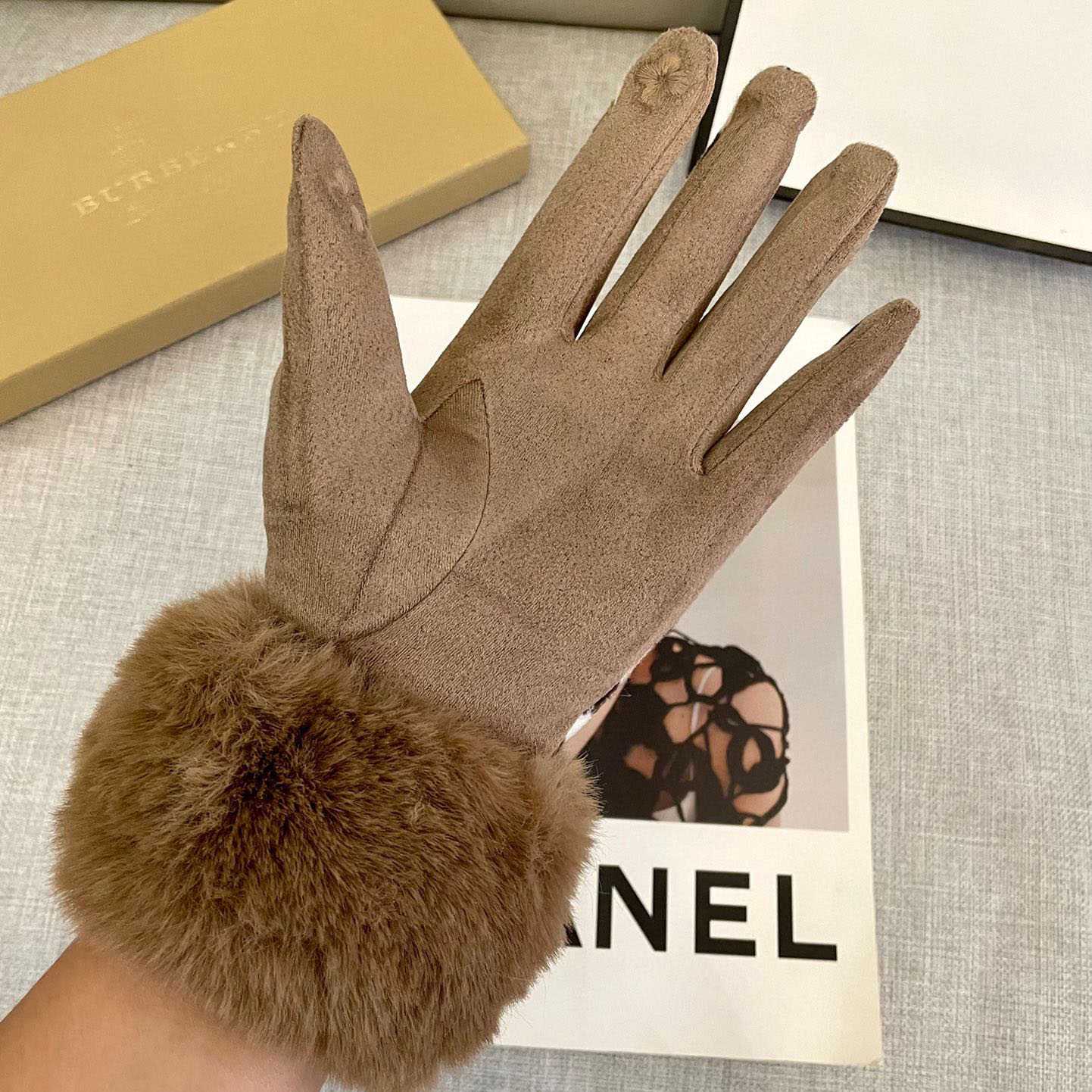 Burberry Gloves  - EUR FASHION