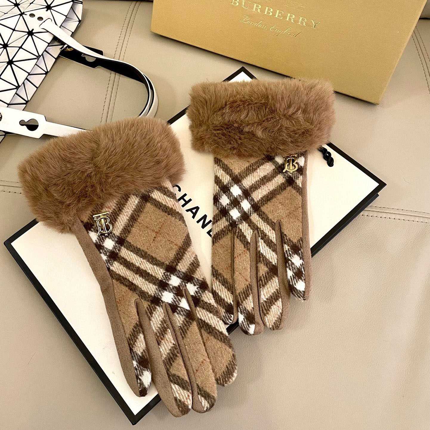 Burberry Gloves  - EUR FASHION