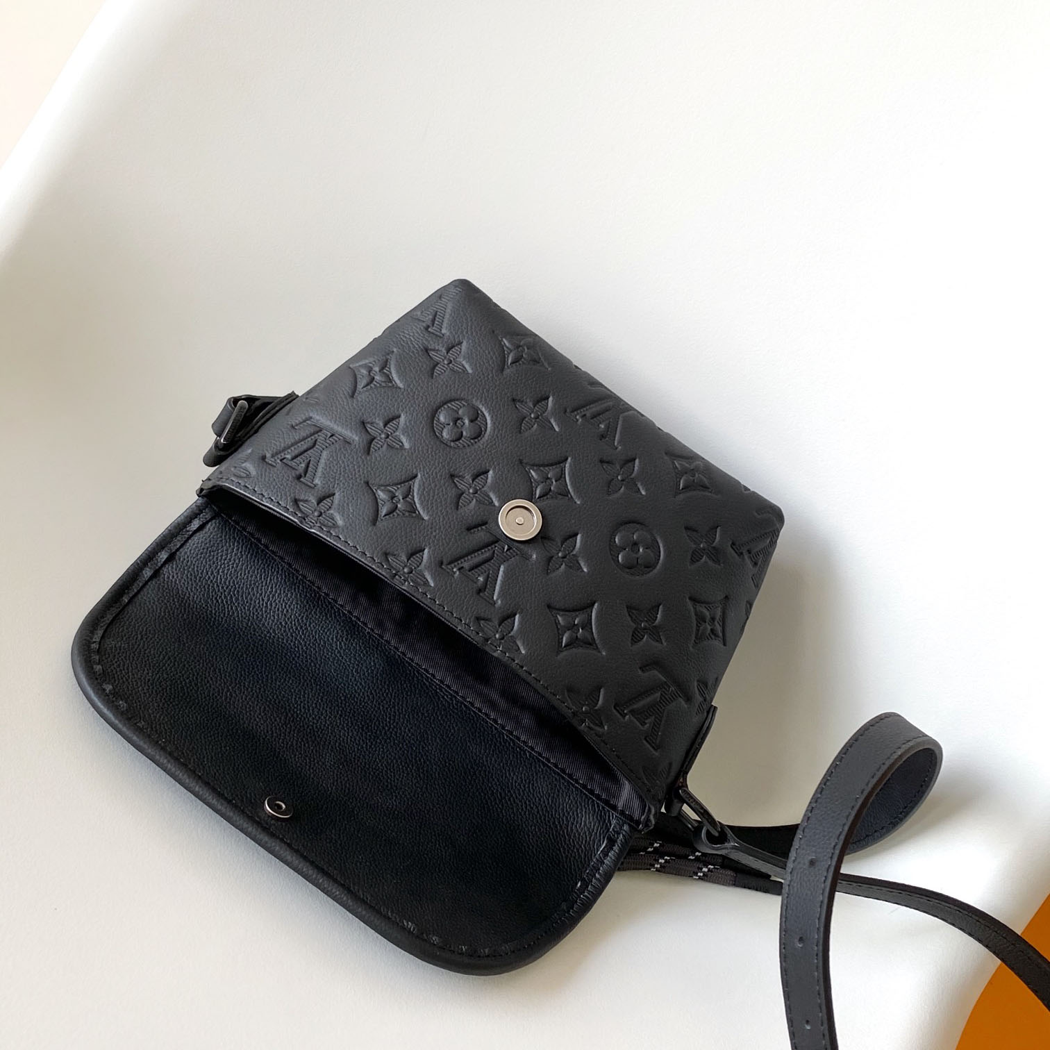 Louis Vuitton Pulse Wearable Wallet  M12636 - EUR FASHION