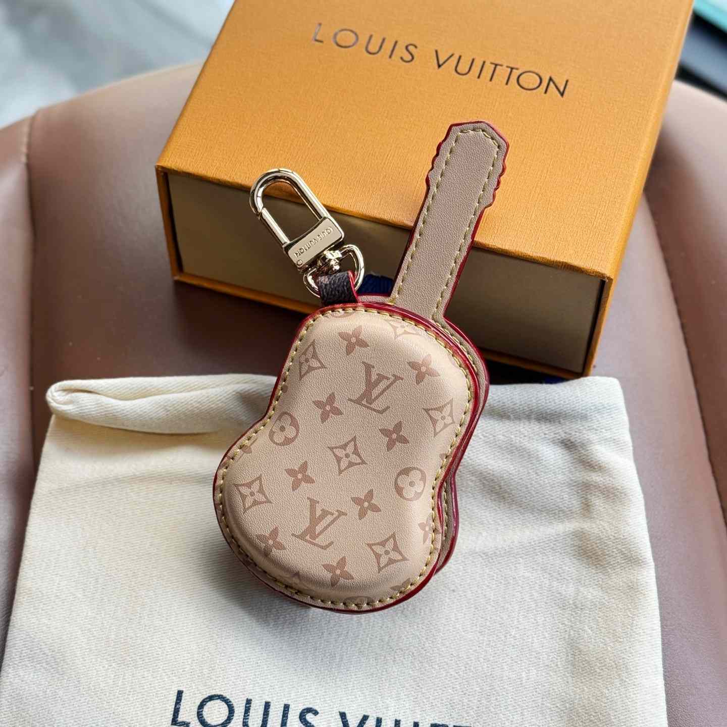 Louis Vuitton Guitar Pouch Bag Charm   M02032 - EUR FASHION