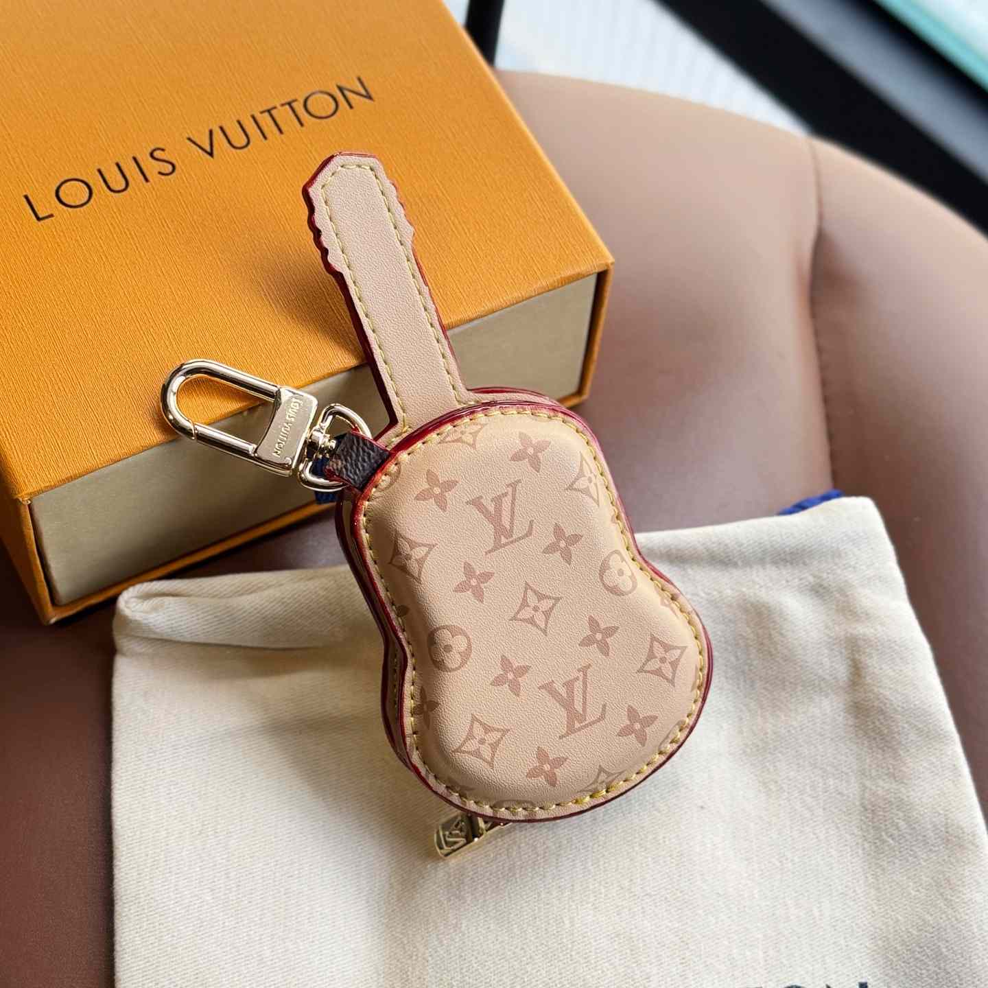 Louis Vuitton Guitar Pouch Bag Charm   M02032 - EUR FASHION