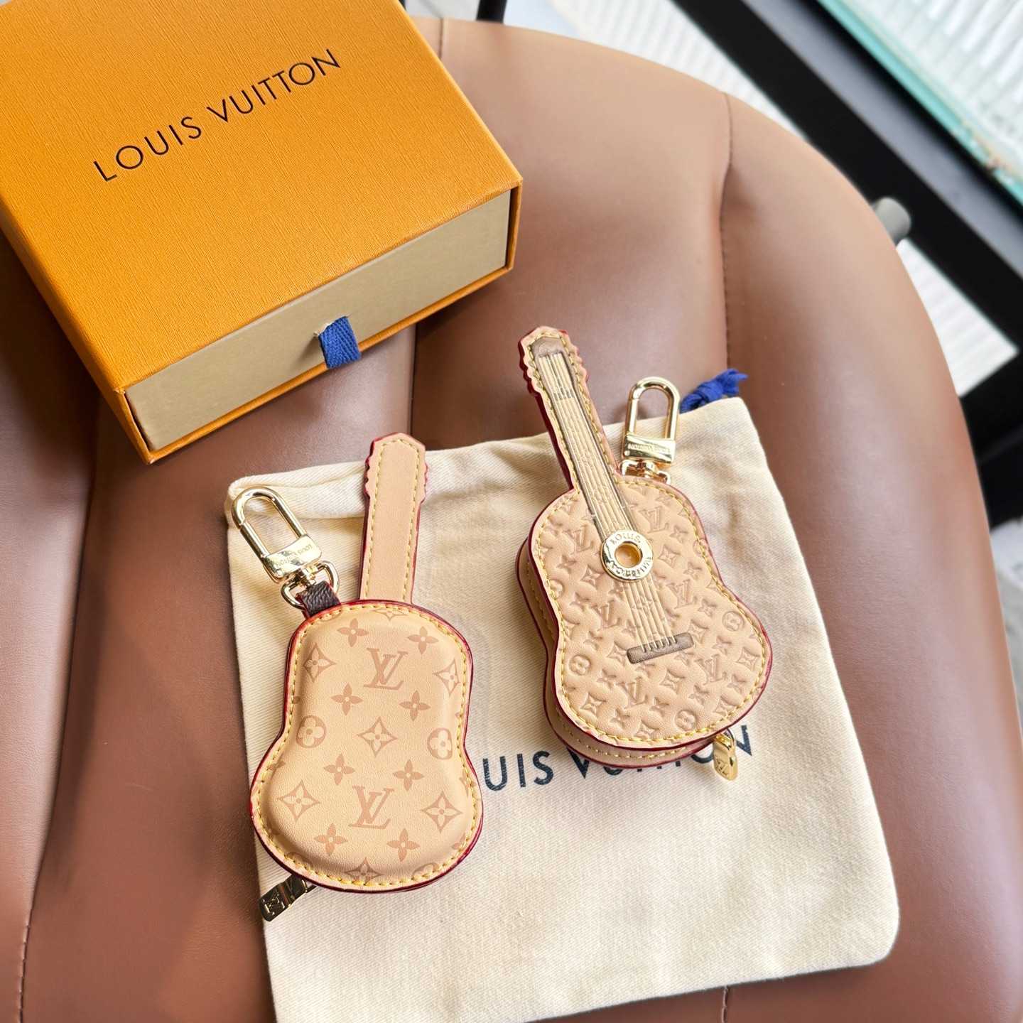 Louis Vuitton Guitar Pouch Bag Charm   M02032 - EUR FASHION