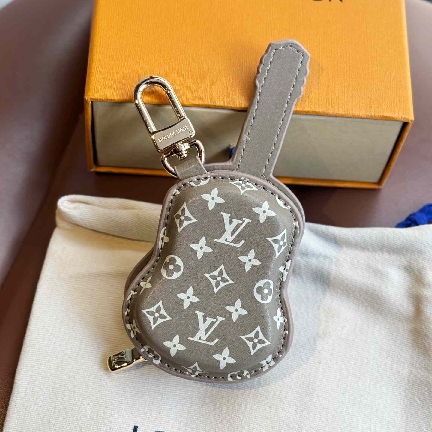 Louis Vuitton Guitar Pouch Bag Charm   M02032 - EUR FASHION