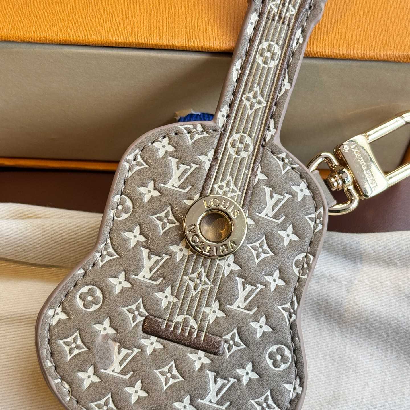 Louis Vuitton Guitar Pouch Bag Charm   M02032 - EUR FASHION