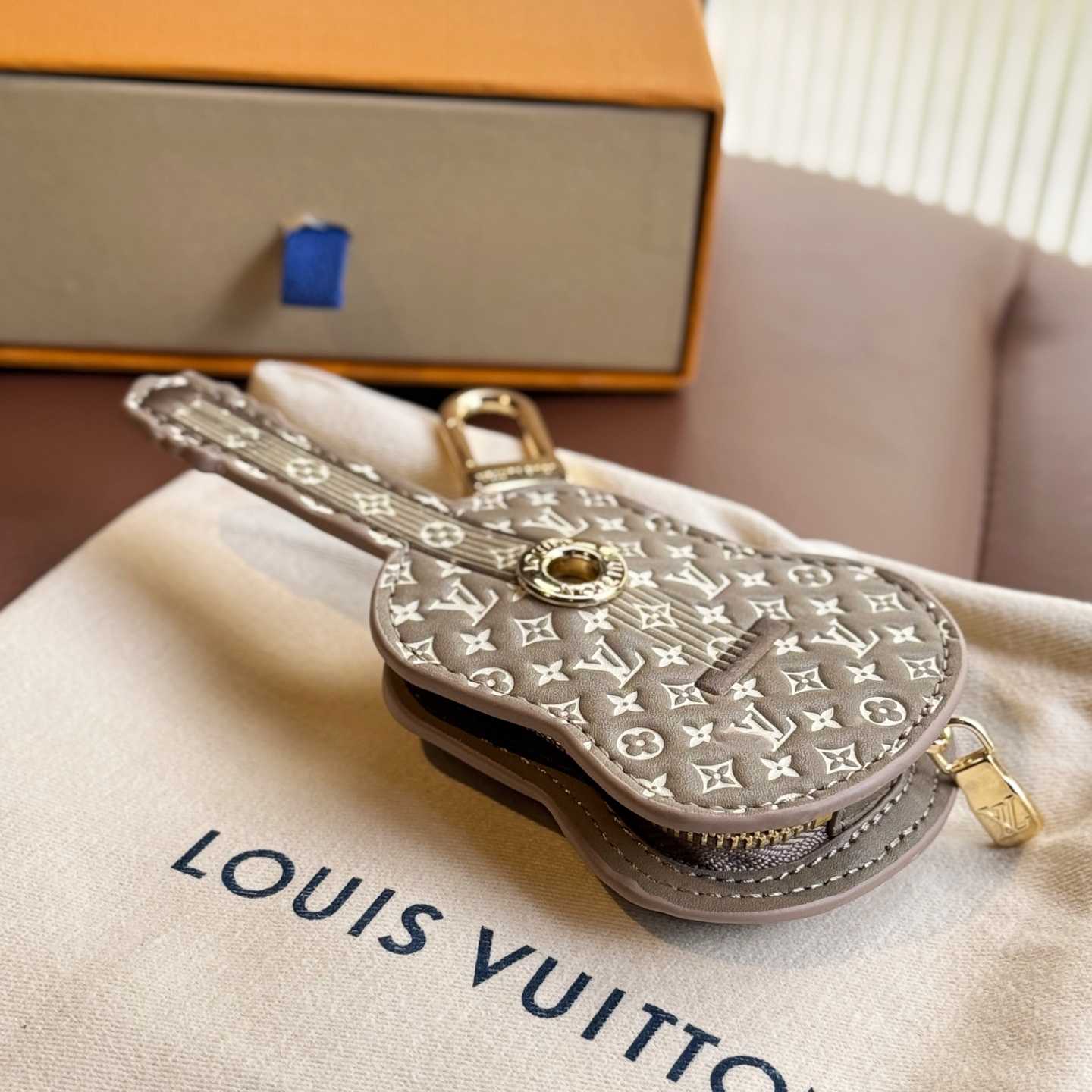 Louis Vuitton Guitar Pouch Bag Charm   M02032 - EUR FASHION