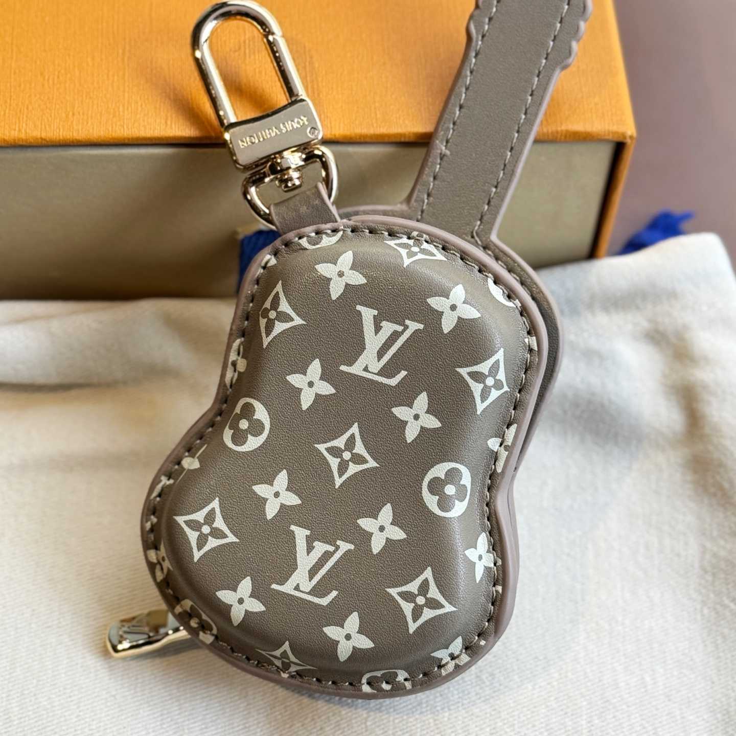 Louis Vuitton Guitar Pouch Bag Charm   M02032 - EUR FASHION