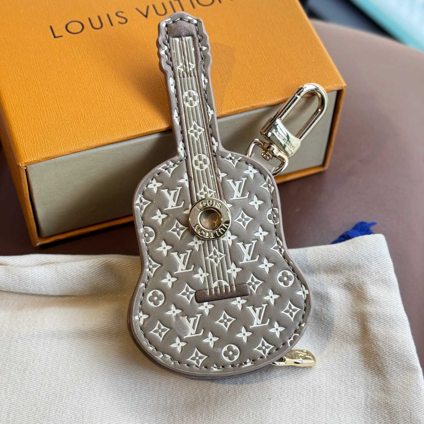 Louis Vuitton Guitar Pouch Bag Charm   M02032 - EUR FASHION