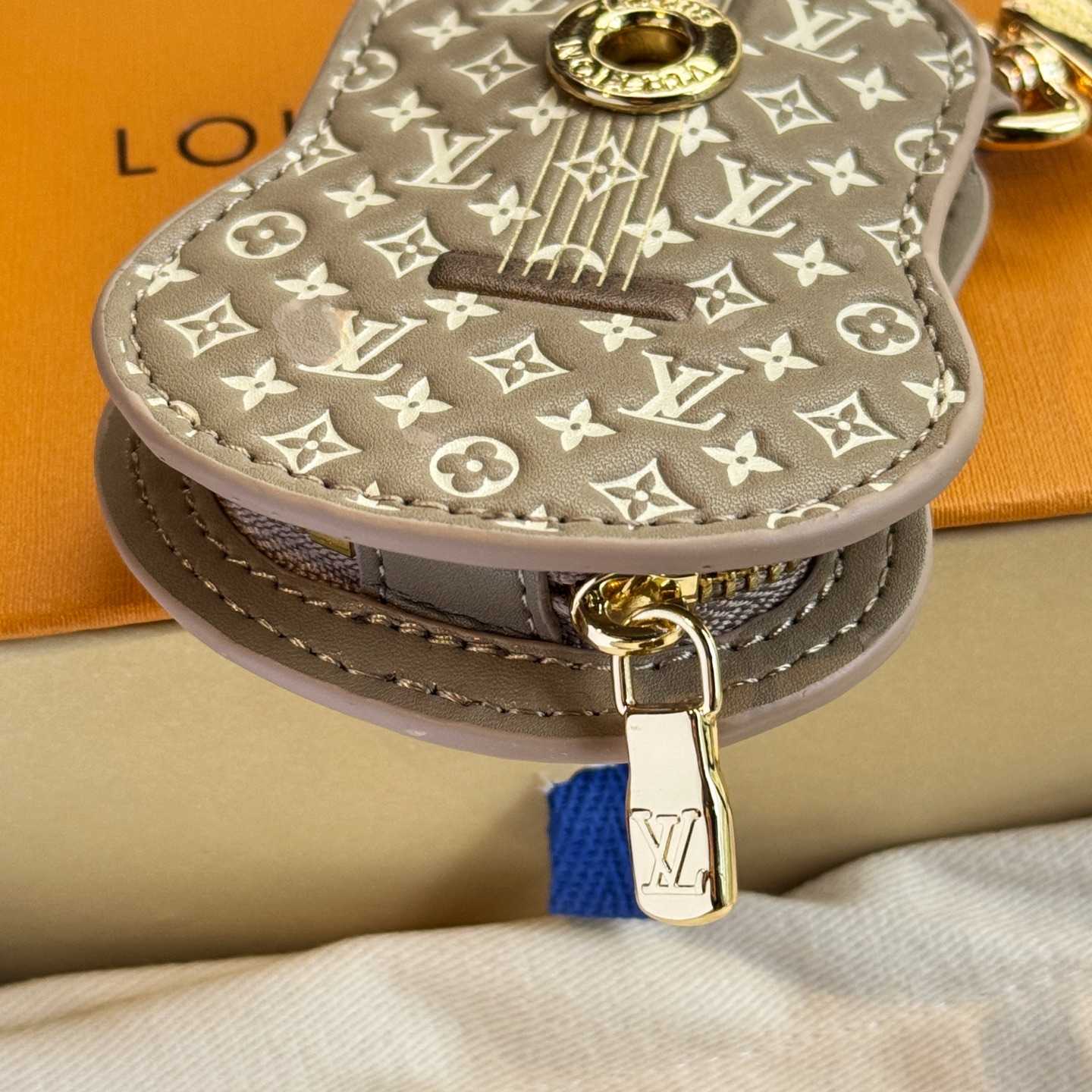 Louis Vuitton Guitar Pouch Bag Charm   M02032 - EUR FASHION