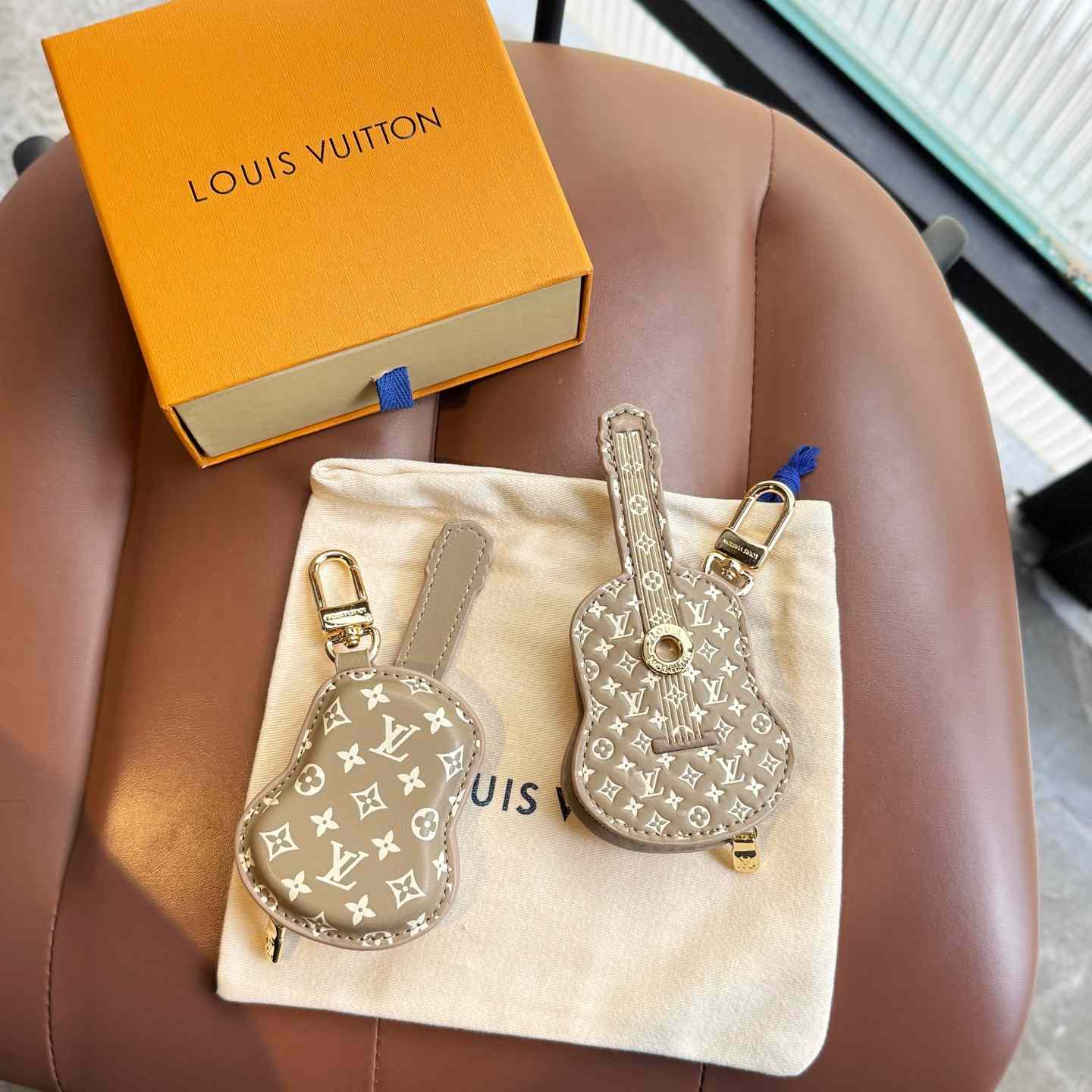 Louis Vuitton Guitar Pouch Bag Charm   M02032 - EUR FASHION