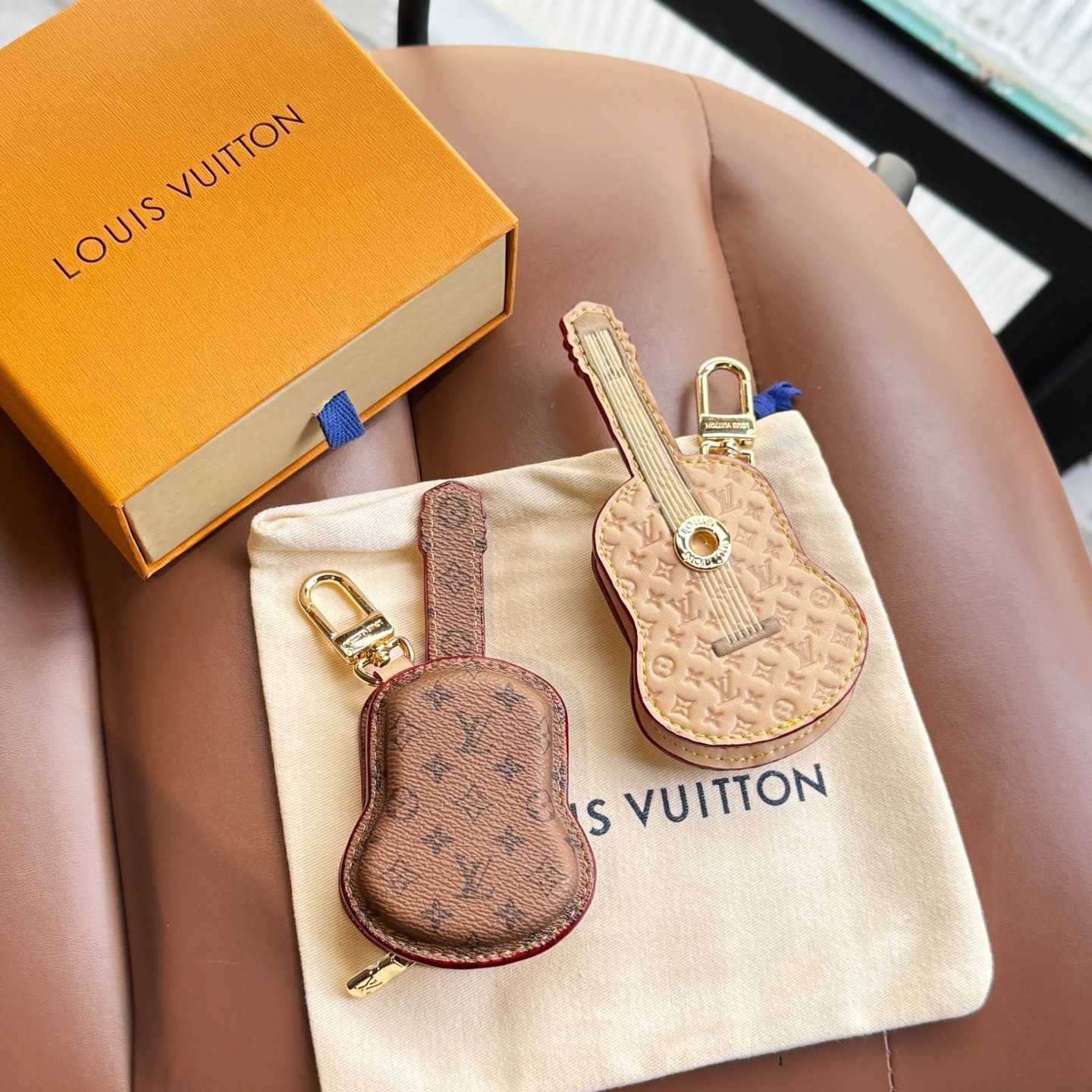 Louis Vuitton Guitar Pouch Bag Charm   M02032 - EUR FASHION