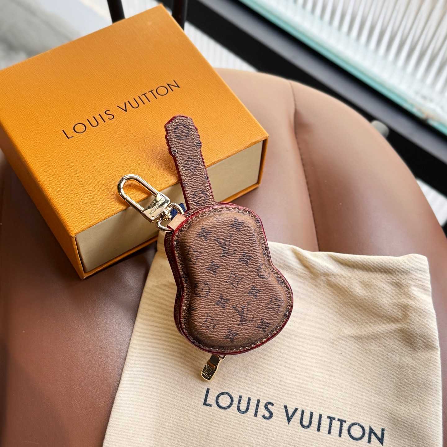 Louis Vuitton Guitar Pouch Bag Charm   M02032 - EUR FASHION