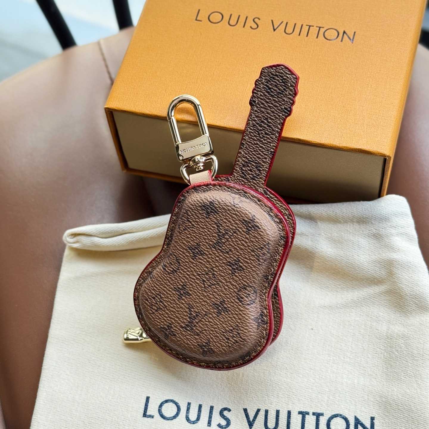 Louis Vuitton Guitar Pouch Bag Charm   M02032 - EUR FASHION