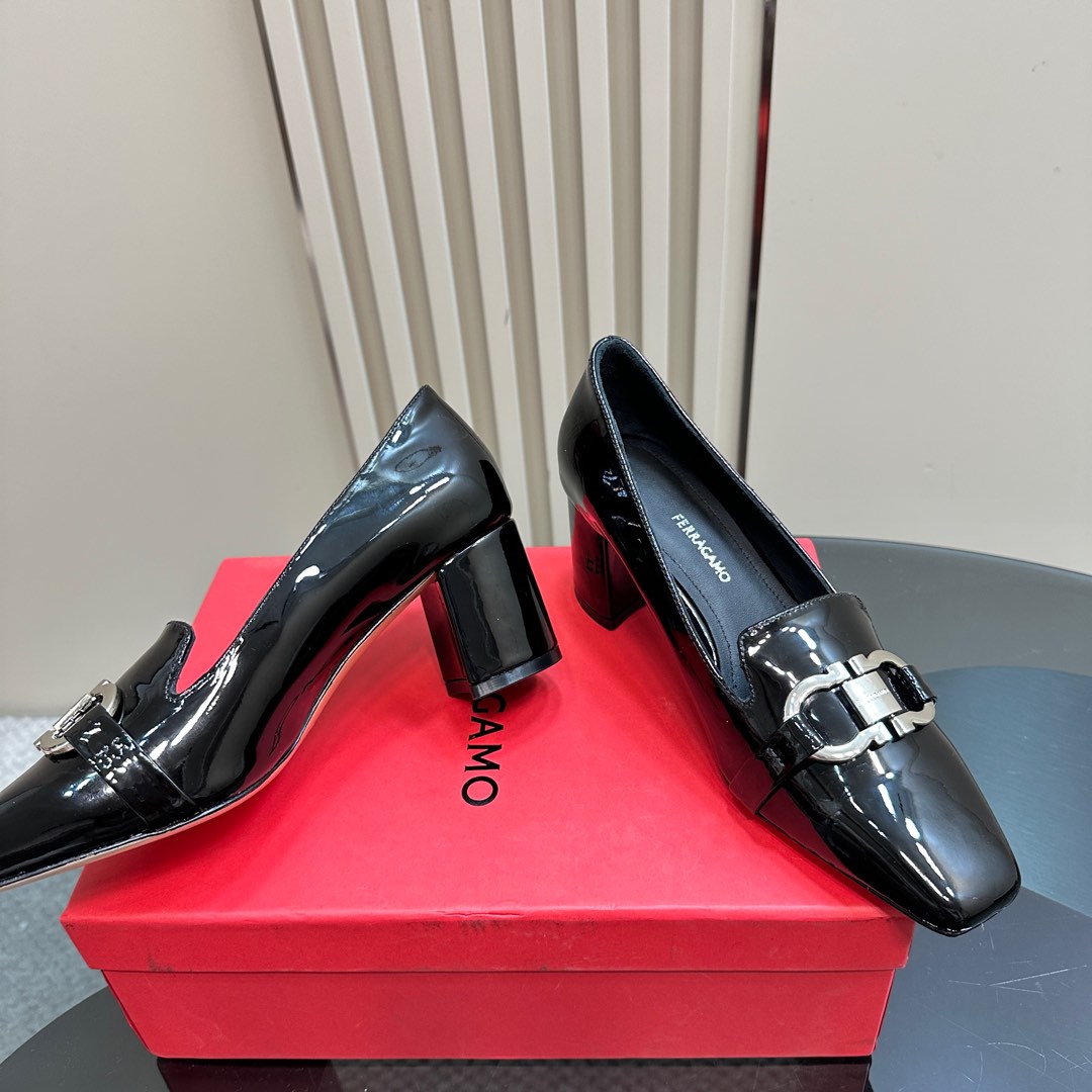 Ferragamo Pump With Gancini Ornament - EUR FASHION