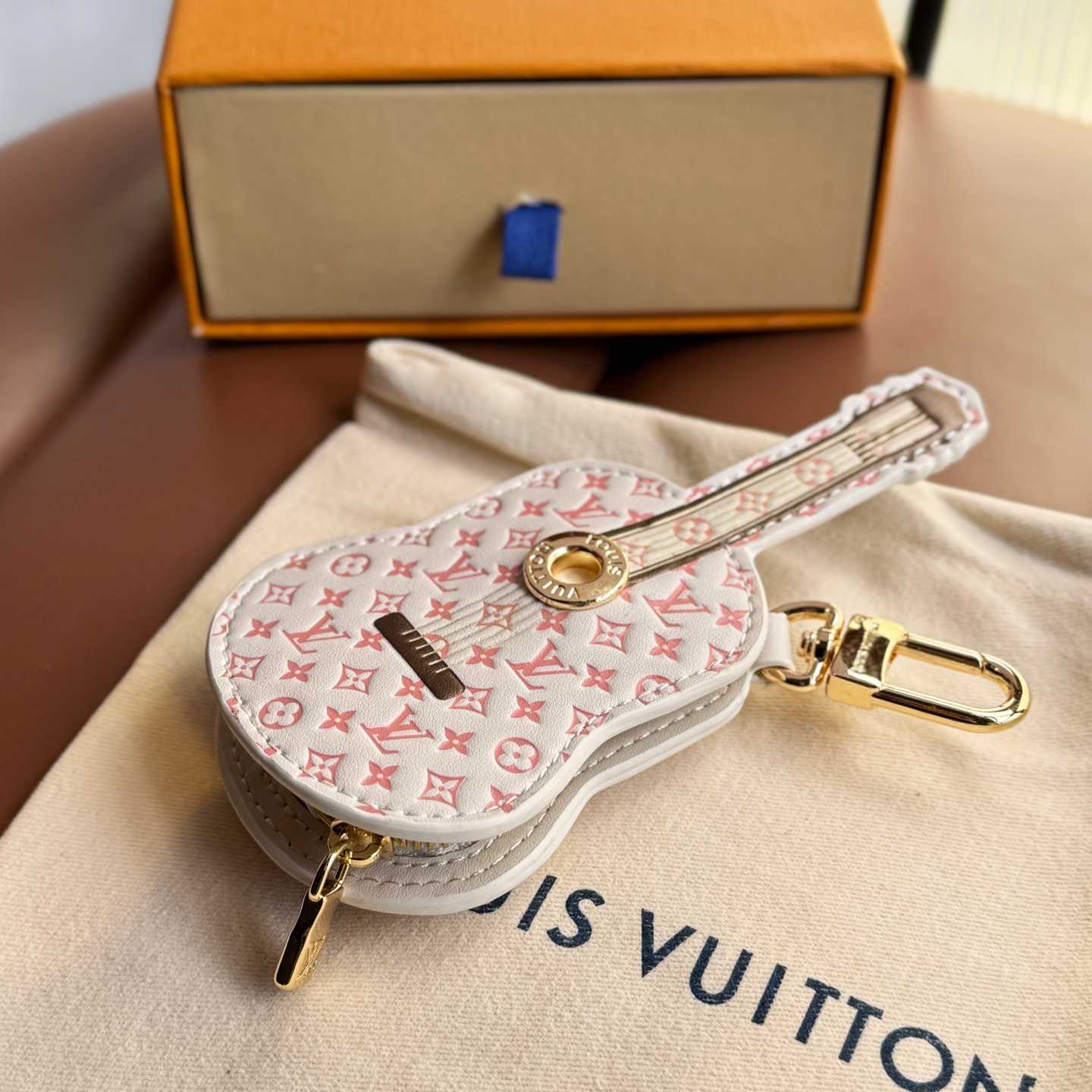 Louis Vuitton Guitar Pouch Bag Charm   M02032 - EUR FASHION