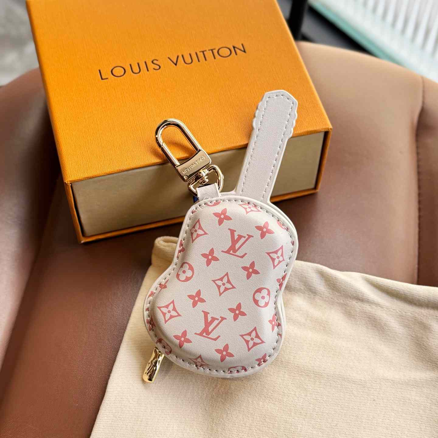 Louis Vuitton Guitar Pouch Bag Charm   M02032 - EUR FASHION