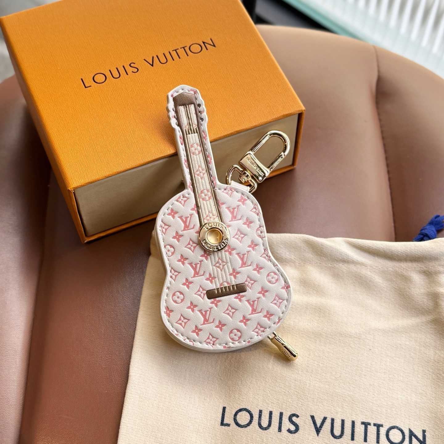 Louis Vuitton Guitar Pouch Bag Charm   M02032 - EUR FASHION