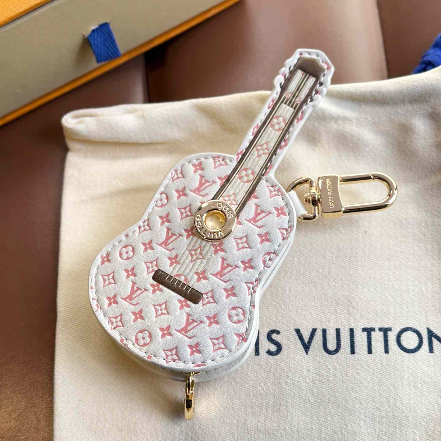 Louis Vuitton Guitar Pouch Bag Charm   M02032 - EUR FASHION