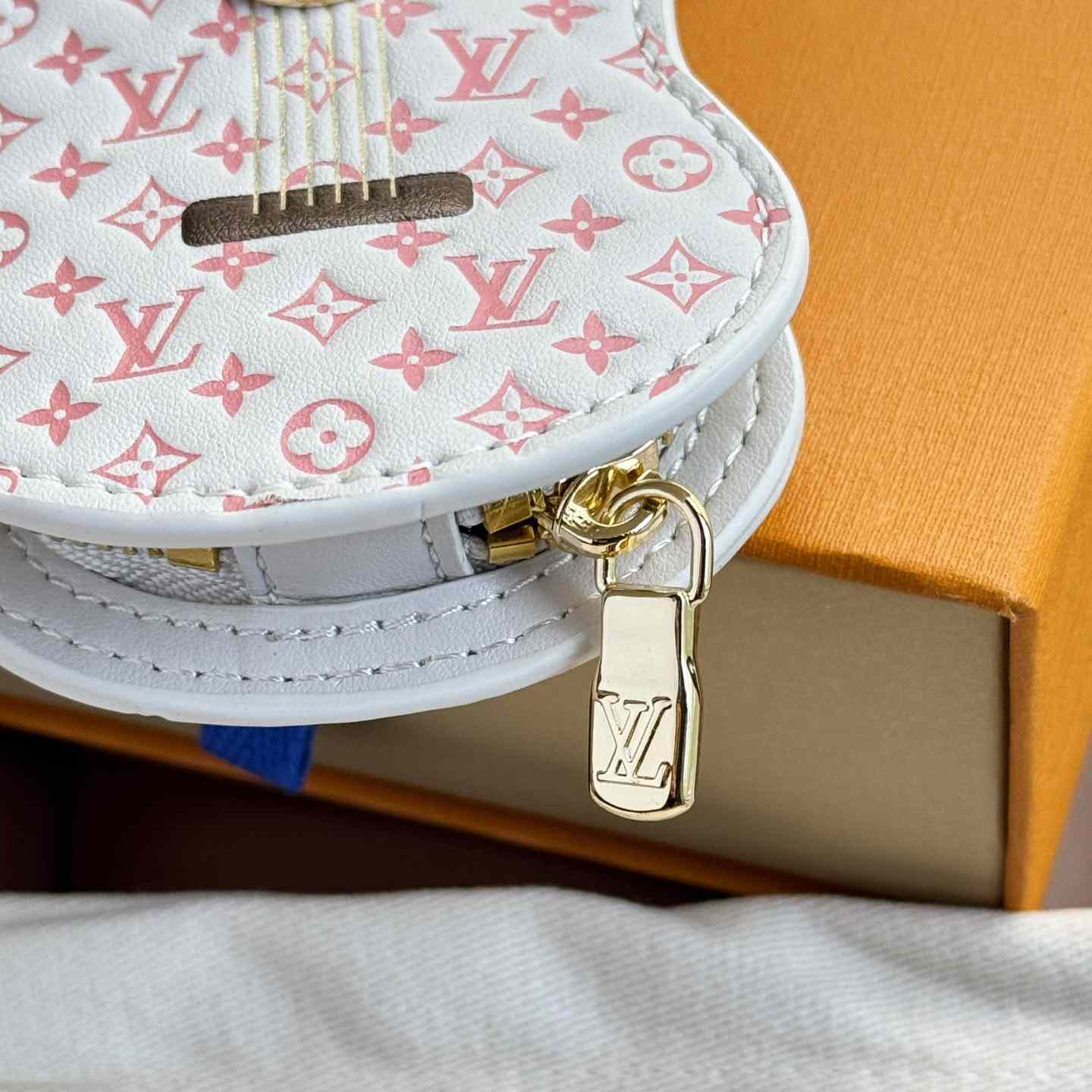 Louis Vuitton Guitar Pouch Bag Charm   M02032 - EUR FASHION