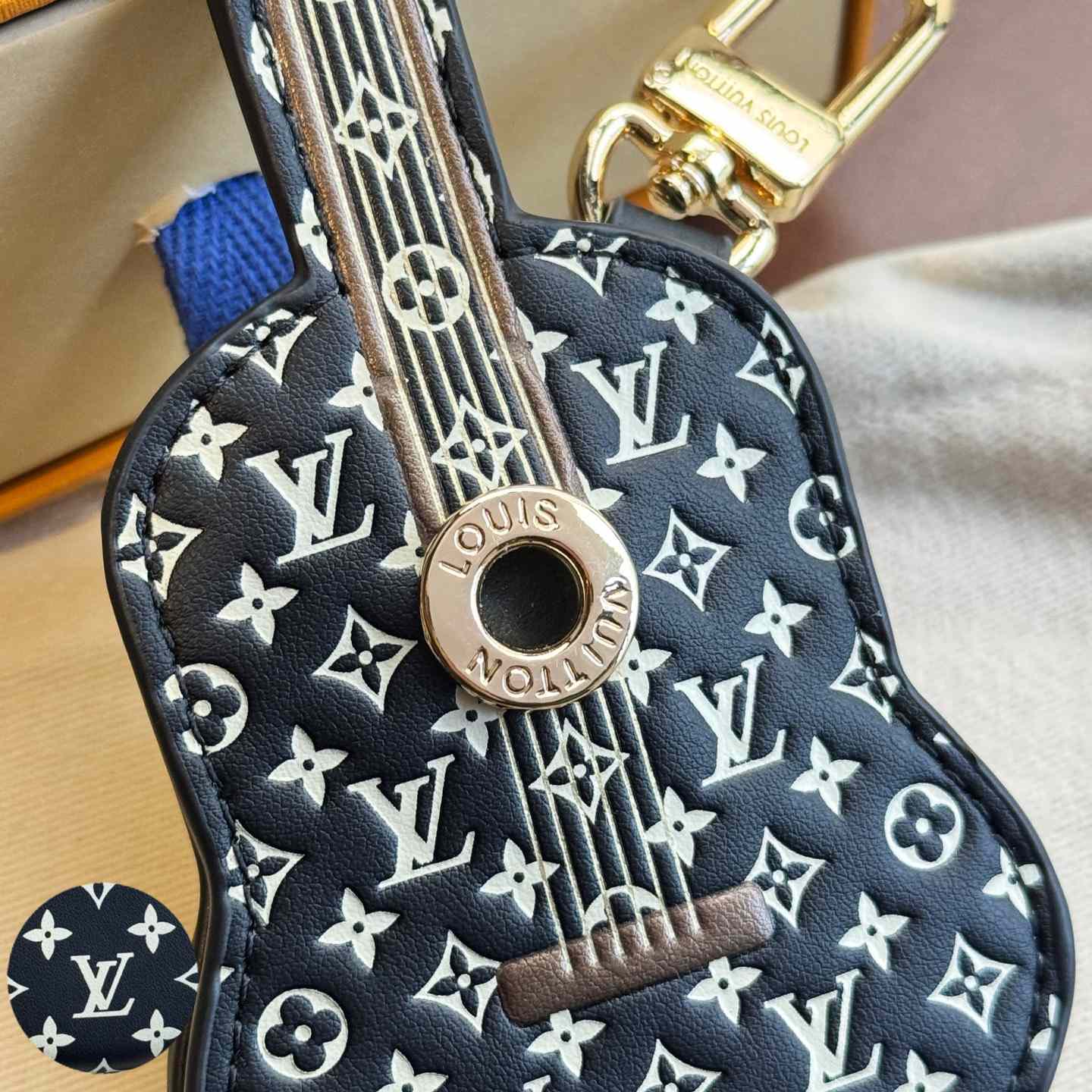 Louis Vuitton Guitar Pouch Bag Charm   M02032 - EUR FASHION