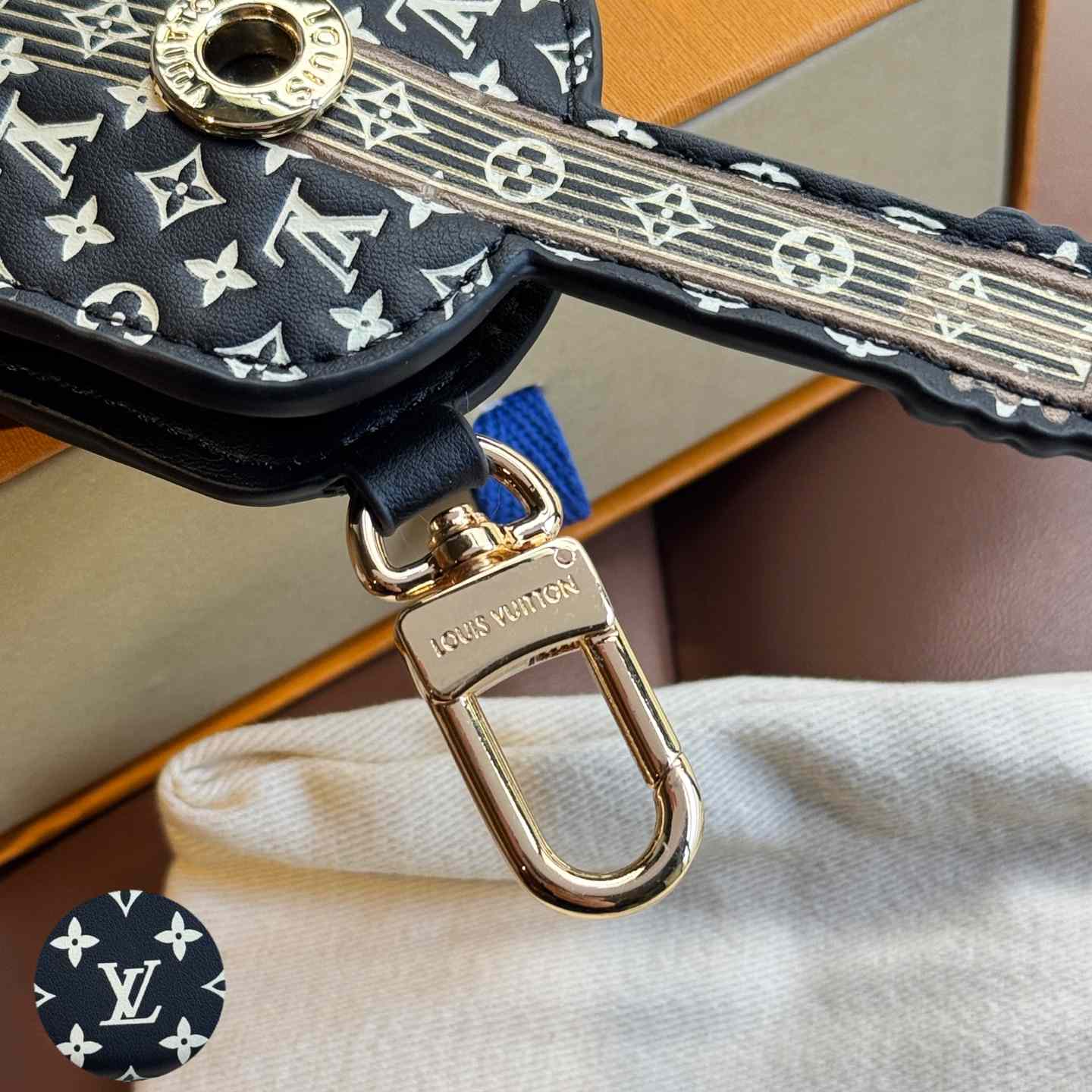 Louis Vuitton Guitar Pouch Bag Charm   M02032 - EUR FASHION