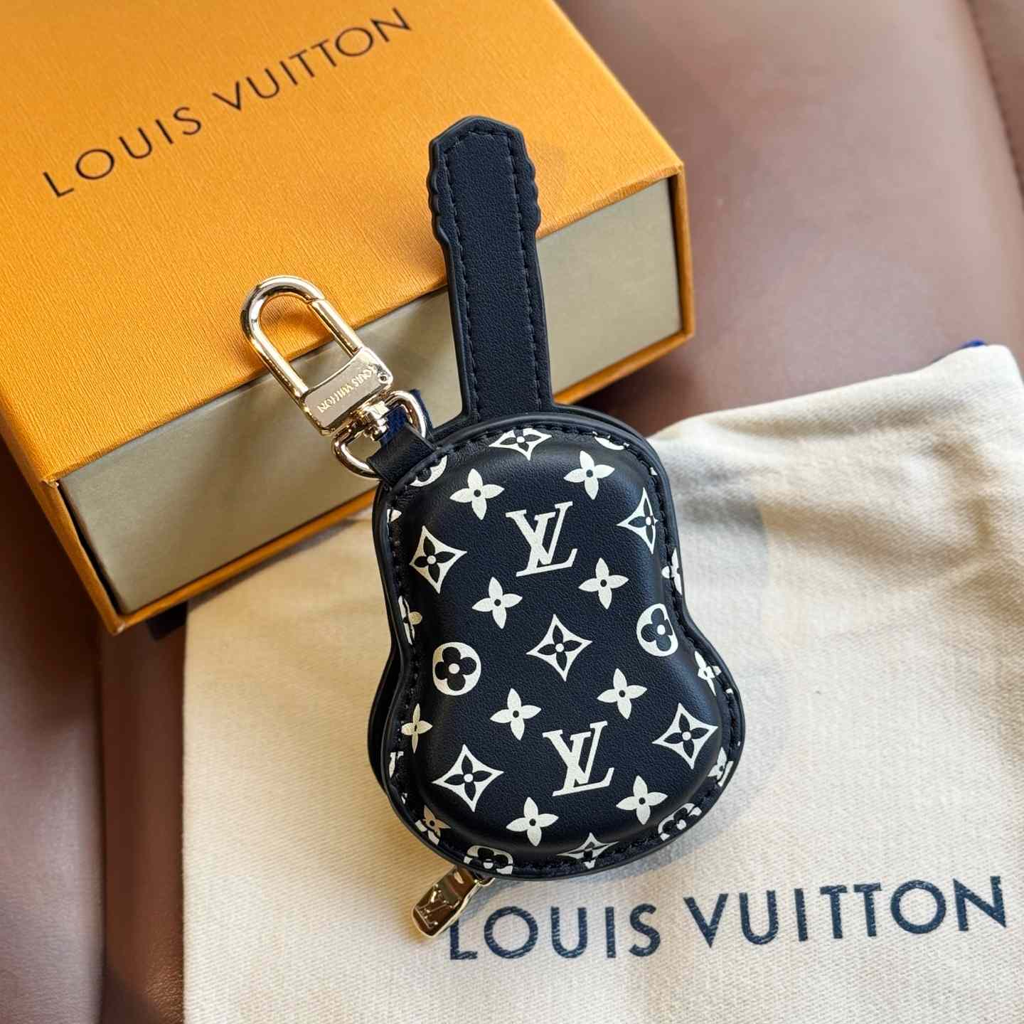 Louis Vuitton Guitar Pouch Bag Charm   M02032 - EUR FASHION