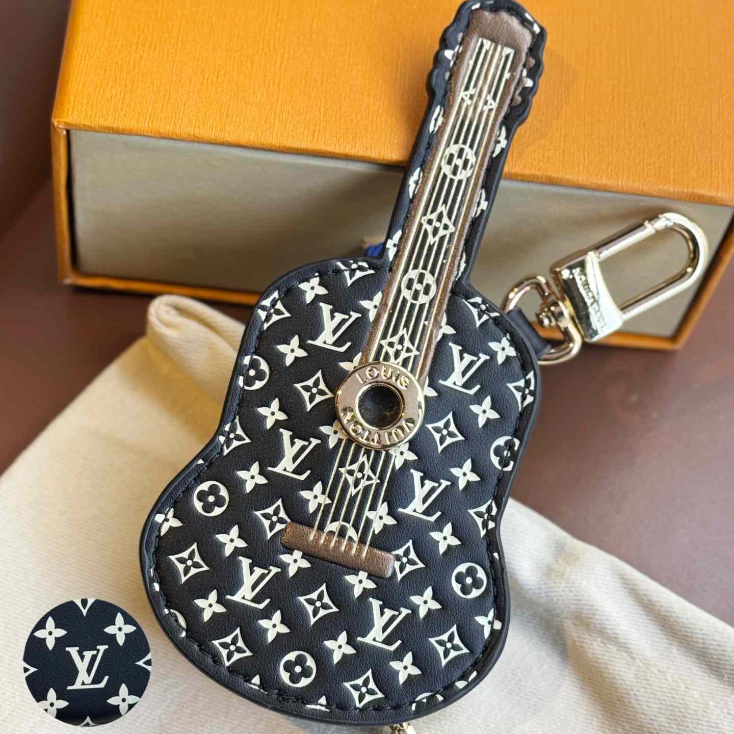 Louis Vuitton Guitar Pouch Bag Charm   M02032 - EUR FASHION