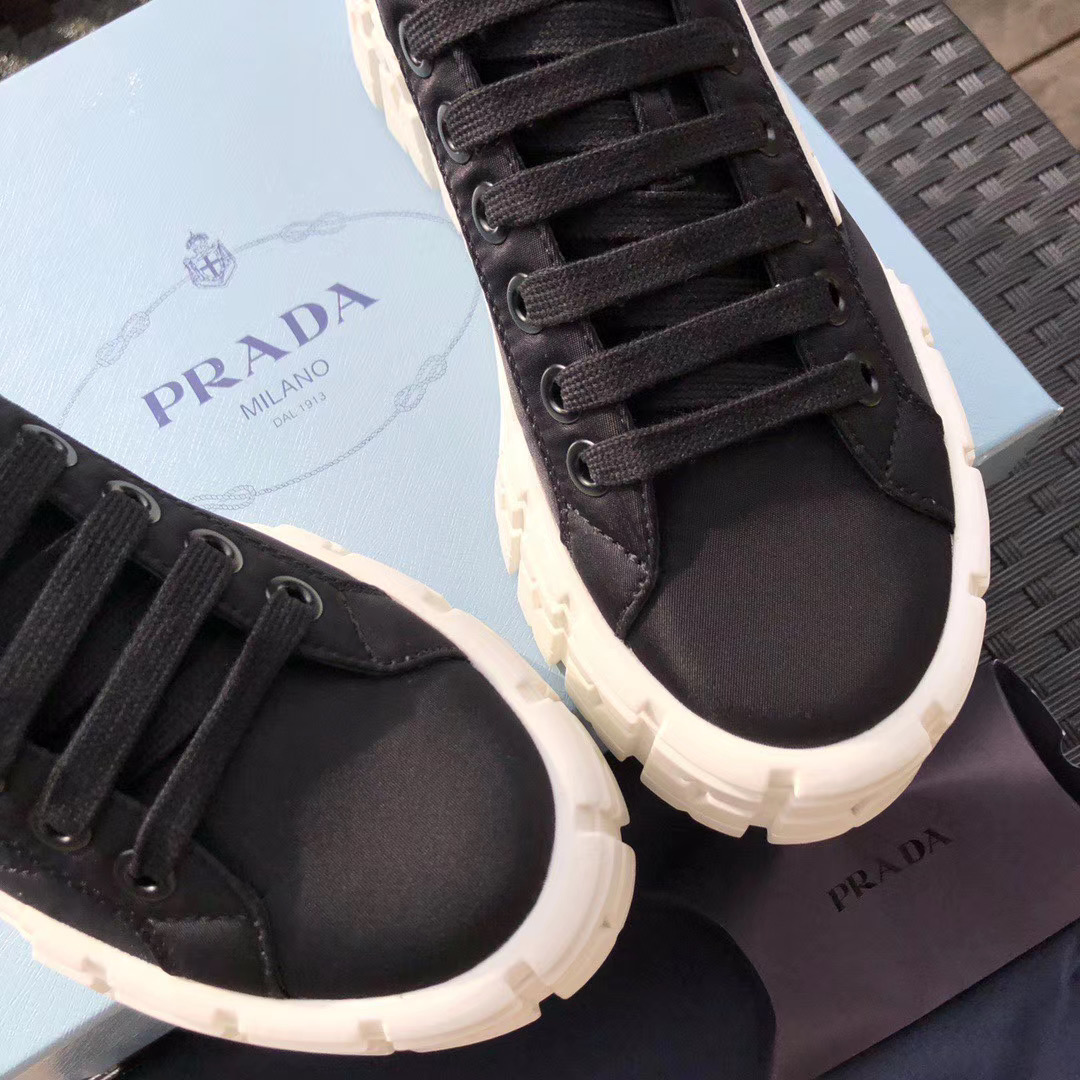 Prada Triangular Logo Plaque Sneakers - EUR FASHION