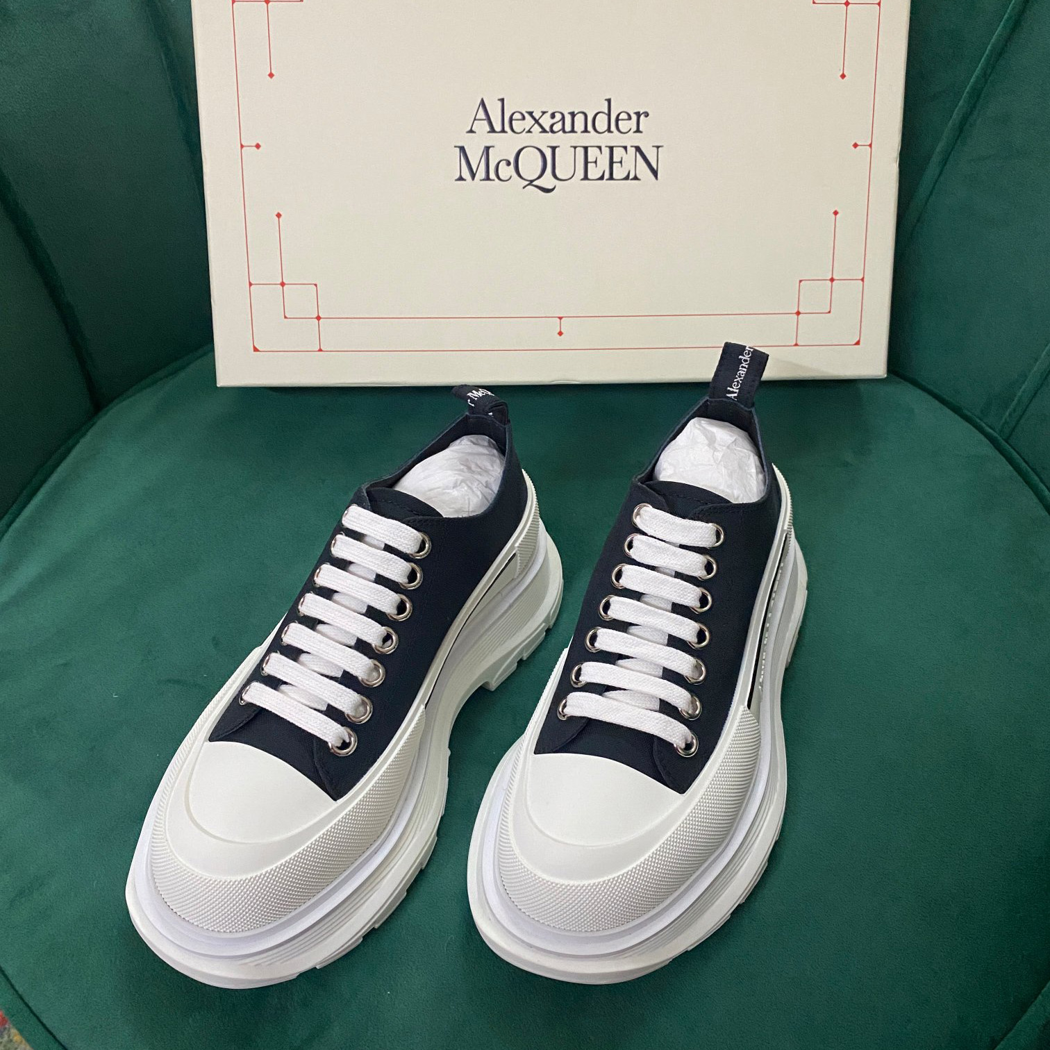 Alexander Mqueen Tread Slick Lace Up in Black/white - EUR FASHION