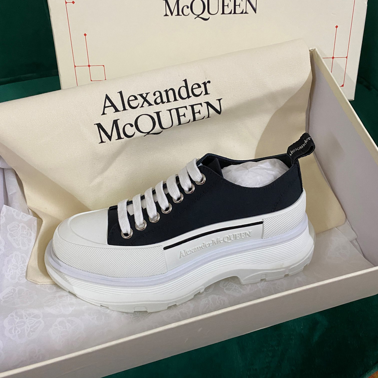 Alexander Mqueen Tread Slick Lace Up in Black/white - EUR FASHION