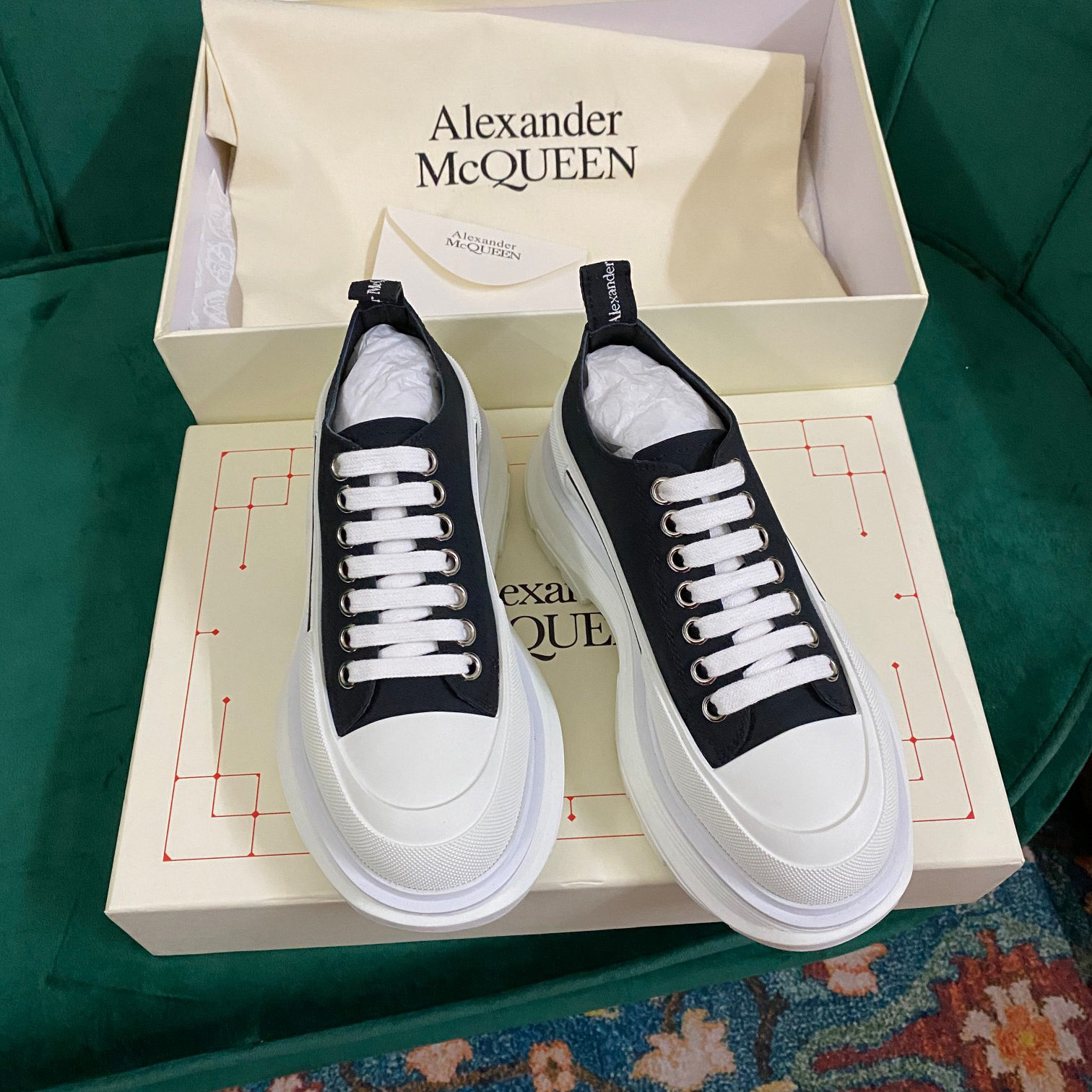 Alexander Mqueen Tread Slick Lace Up in Black/white - EUR FASHION