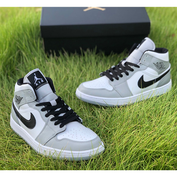 Air Jordan 1 Mid “Light Smoke Grey” Sneaker - EUR FASHION