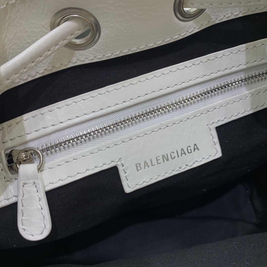 Balenciaga Le Cagole XS Bucket Bag In White Arena Lambskin, Aged-Silver Hardware(15-19.8-17.8cm) - EUR FASHION