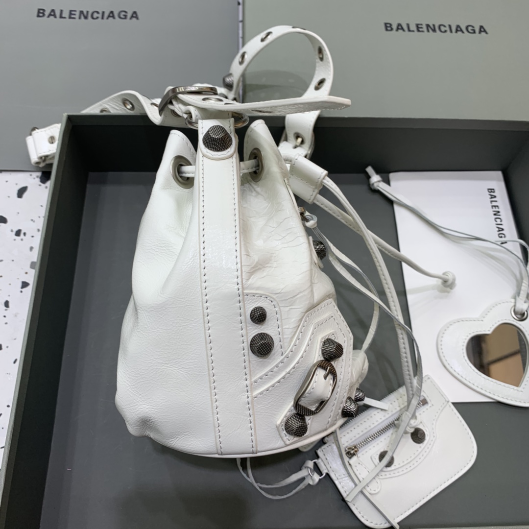 Balenciaga Le Cagole XS Bucket Bag In White Arena Lambskin, Aged-Silver Hardware(15-19.8-17.8cm) - EUR FASHION