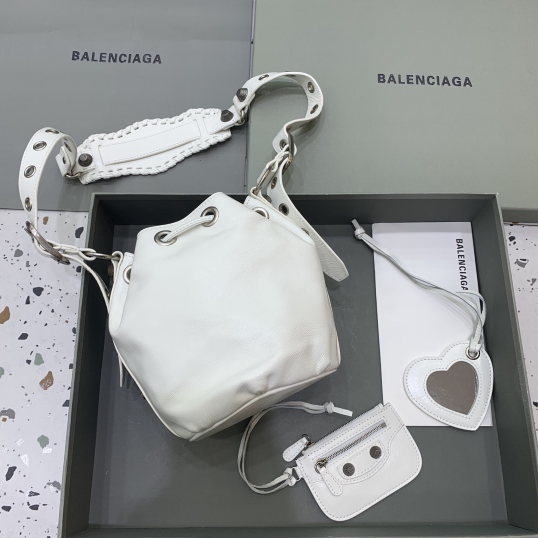 Balenciaga Le Cagole XS Bucket Bag In White Arena Lambskin, Aged-Silver Hardware(15-19.8-17.8cm) - EUR FASHION