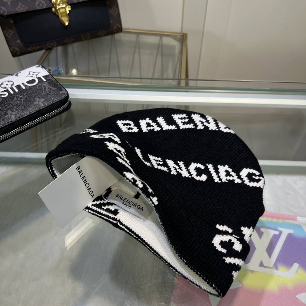 Balenciag Allover Logo Beanie  - EUR FASHION