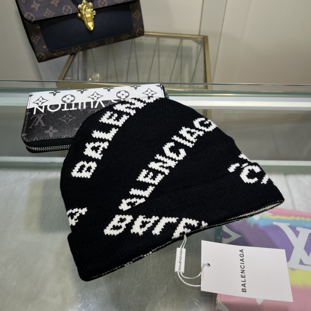 Balenciag Allover Logo Beanie  - EUR FASHION