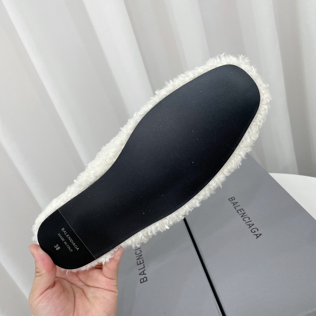 Balenciaga Cosy BB Mule In White Fake Shearling - EUR FASHION