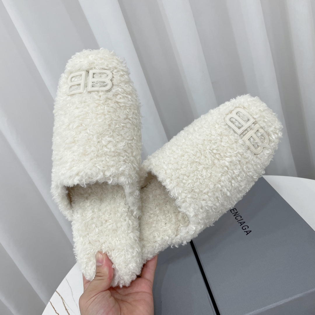 Balenciaga Cosy BB Mule In White Fake Shearling - EUR FASHION