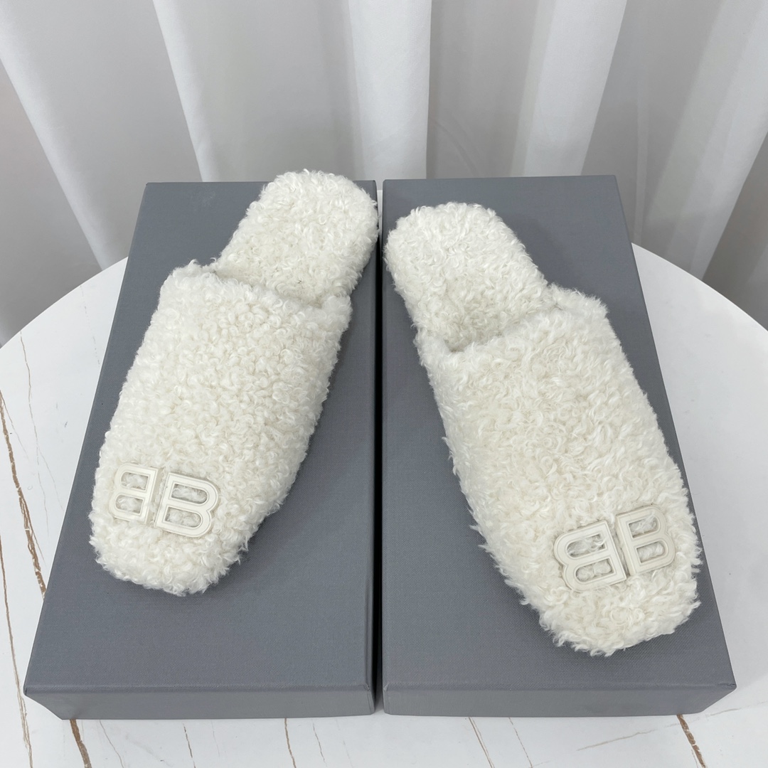 Balenciaga Cosy BB Mule In White Fake Shearling - EUR FASHION