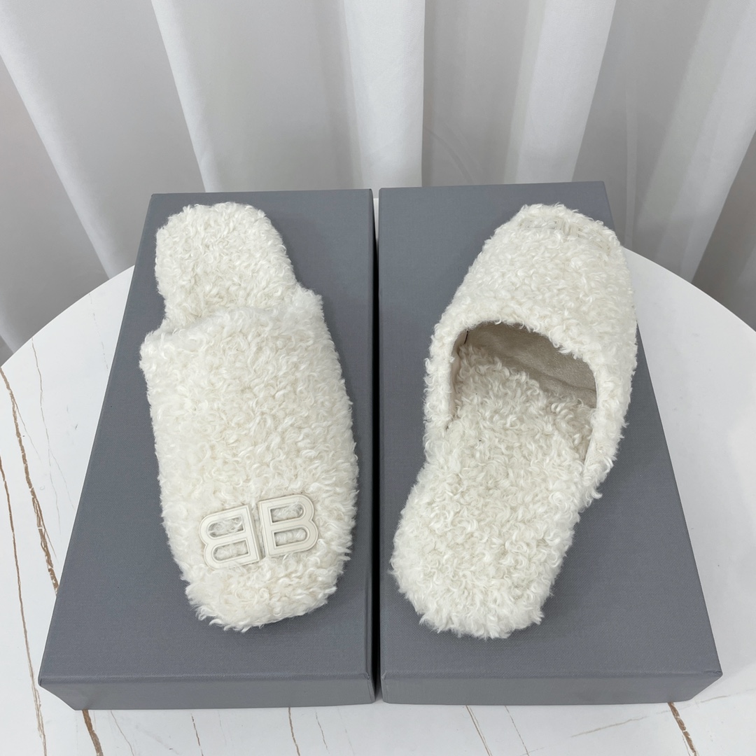 Balenciaga Cosy BB Mule In White Fake Shearling - EUR FASHION