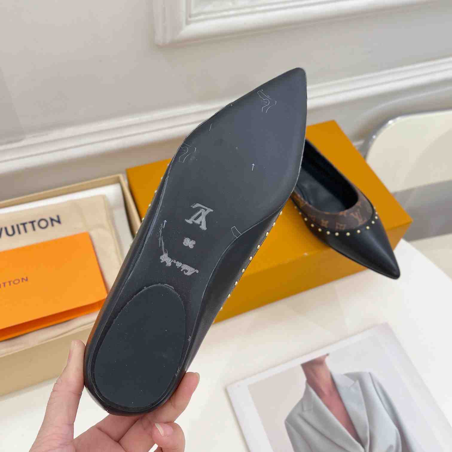 Louis Vuitton Signature Flat Ballerina   1AACKB - EUR FASHION