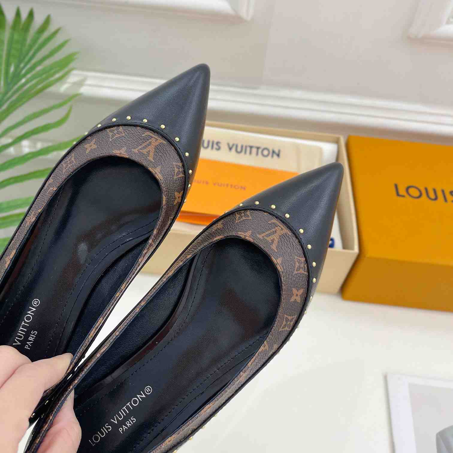 Louis Vuitton Signature Flat Ballerina   1AACKB - EUR FASHION