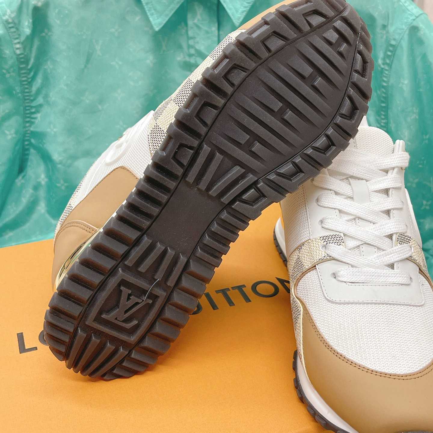 Louis Vuitton Run Away Sneaker      1AAWFD - EUR FASHION