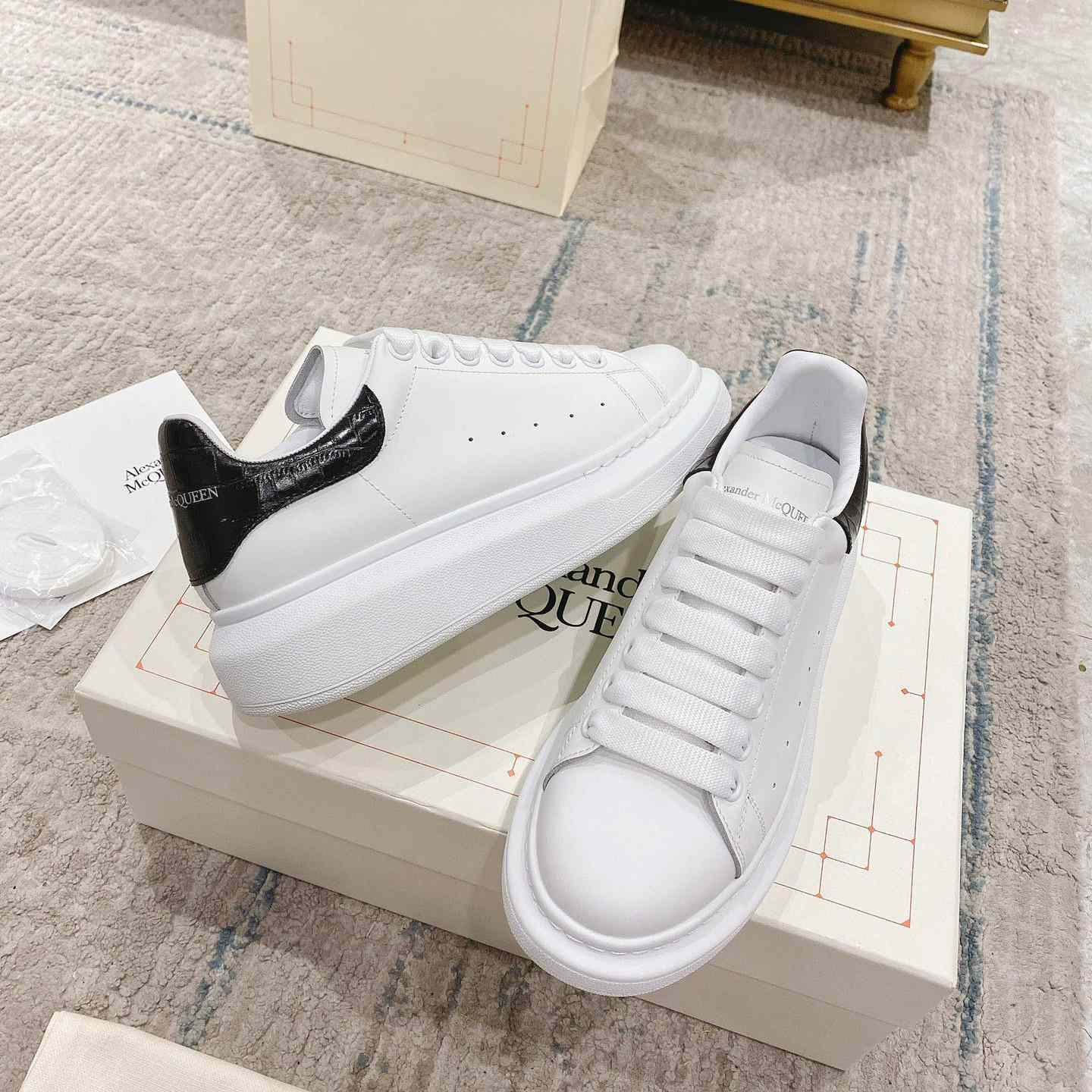 Alexander Mqueen Oversized Sneaker In White/Black - EUR FASHION