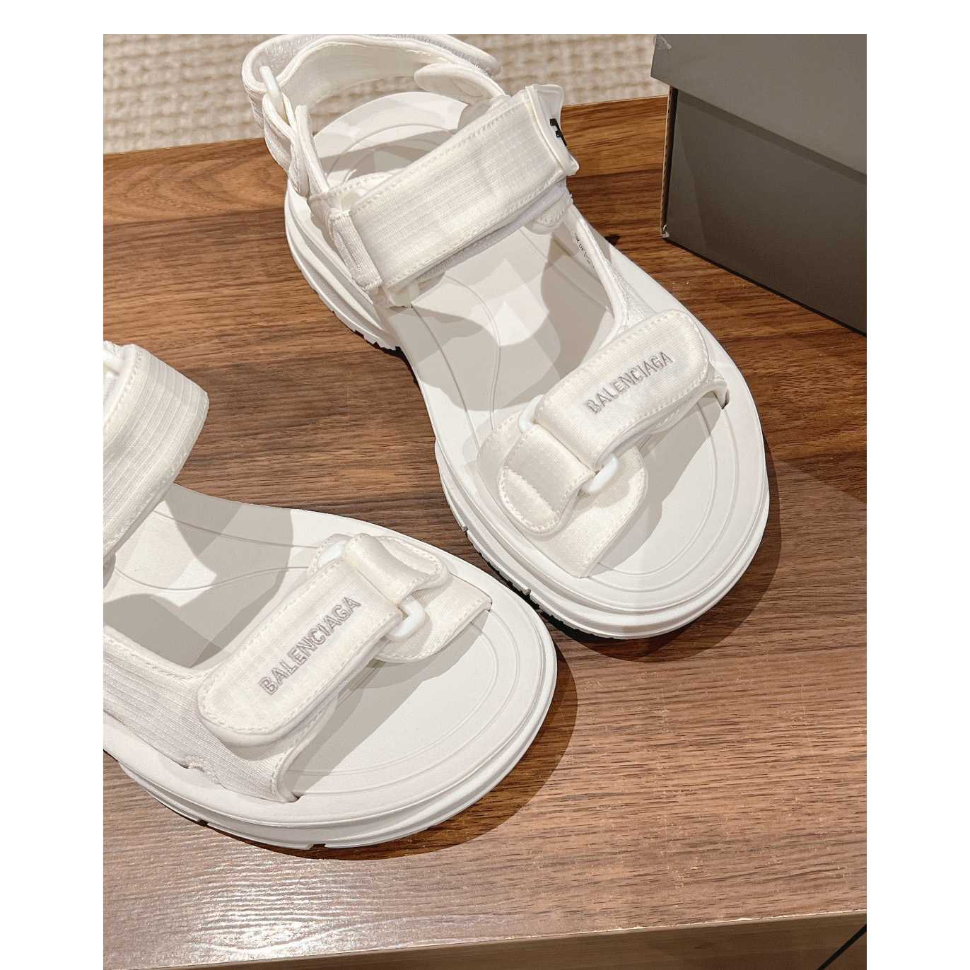 Balenciaga Women's Tourist Sandal In White - EUR FASHION